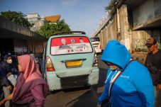Foto: Ragam Alat Peraga Kampanye di Angkutan Umum Jelang Pemilu